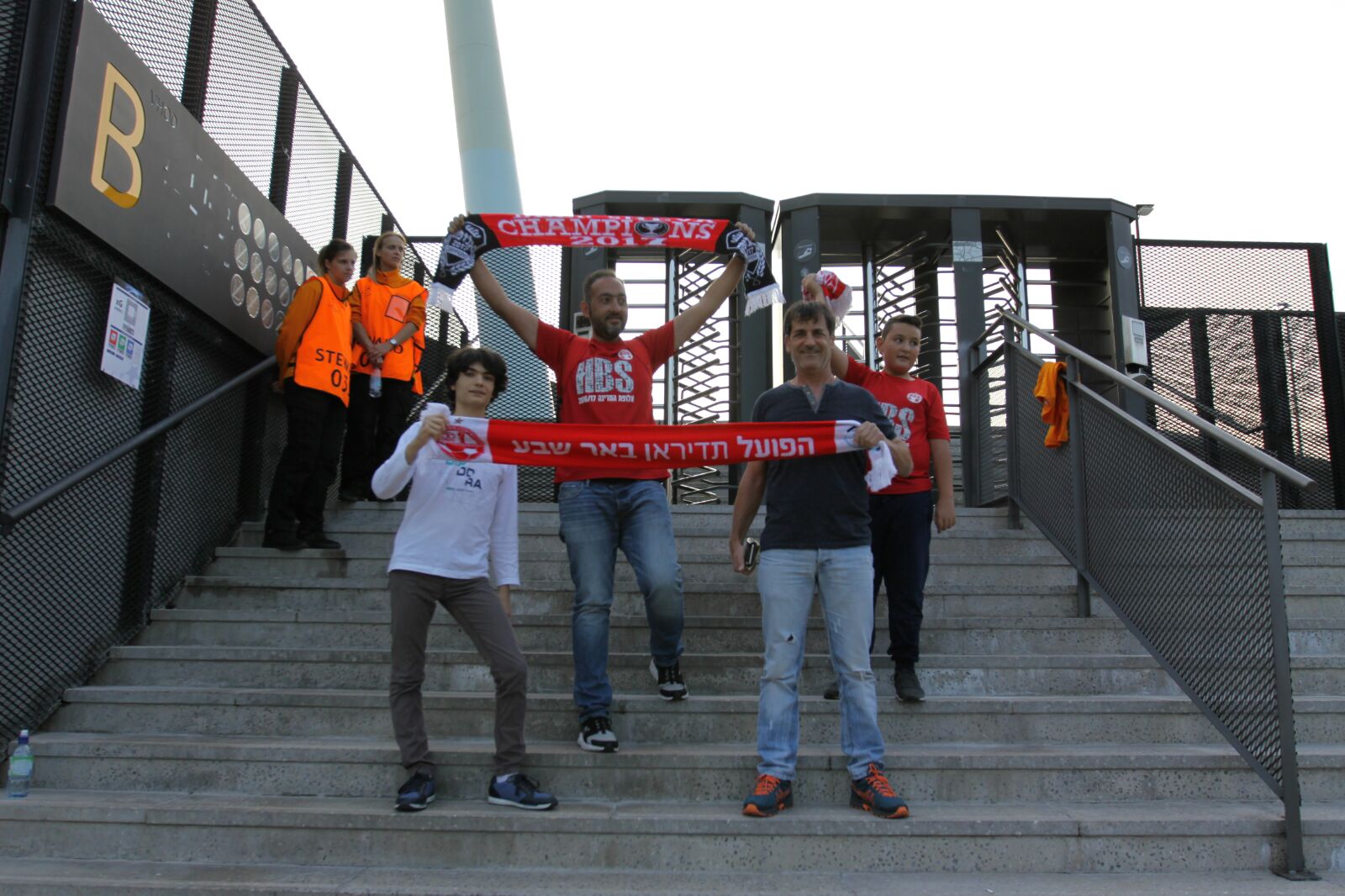 אוהדי הפועל באר שבע במצב רוח טוב בסלובניה. מתכננים תהלוכה לאיצטדיון (צילום: אהוב רותם)